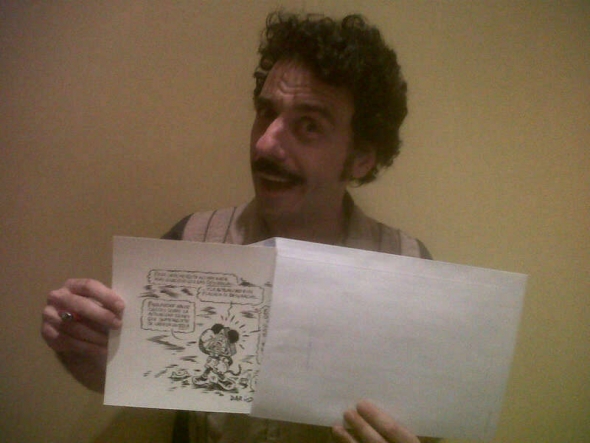 Adanti, en una foto churrera de Blackberry, con el regalo entre sus manos.